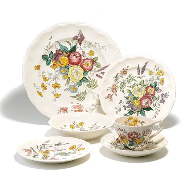 Spode Gainsborough China Service: Spode Gainsborough China Service: Comprising twelve dinner plates {diameter 10 1/2 inches}; seven salad plates {diameter 7 3/4 inches}; seven bread plates; four fruit bowls; twelve teacups; and twelve