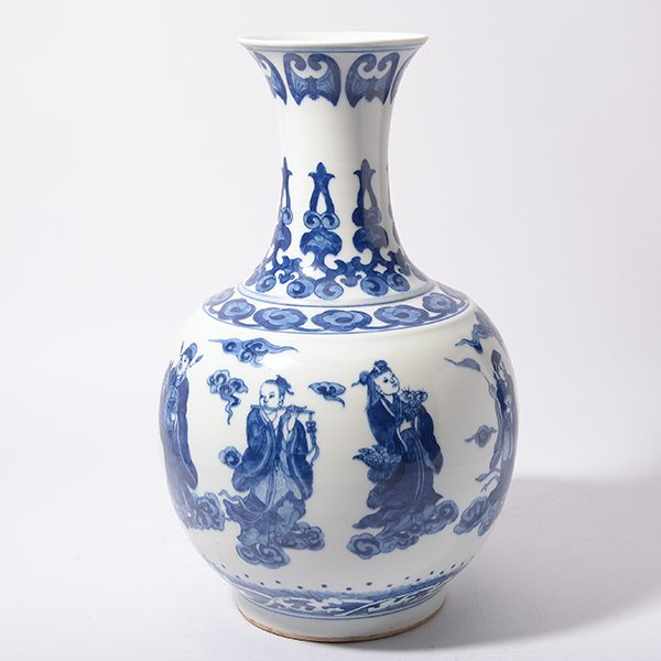 An Underglaze Blue Vase, 20th Century (1 of 10)