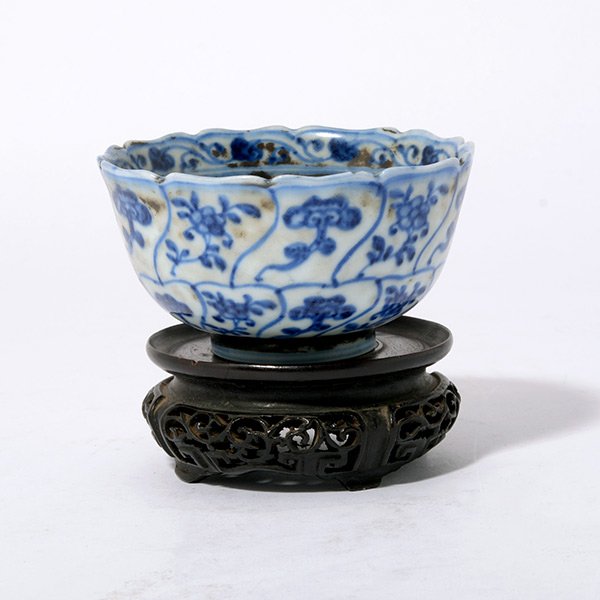 A Small Underglaze Blue Bowl, Kangxi Period (1 of 7)