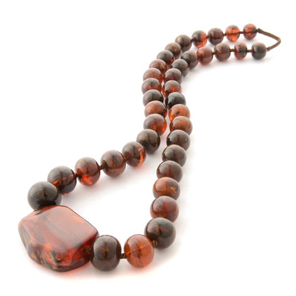 Chinese Amber Bead Necklace. (1 of 4)