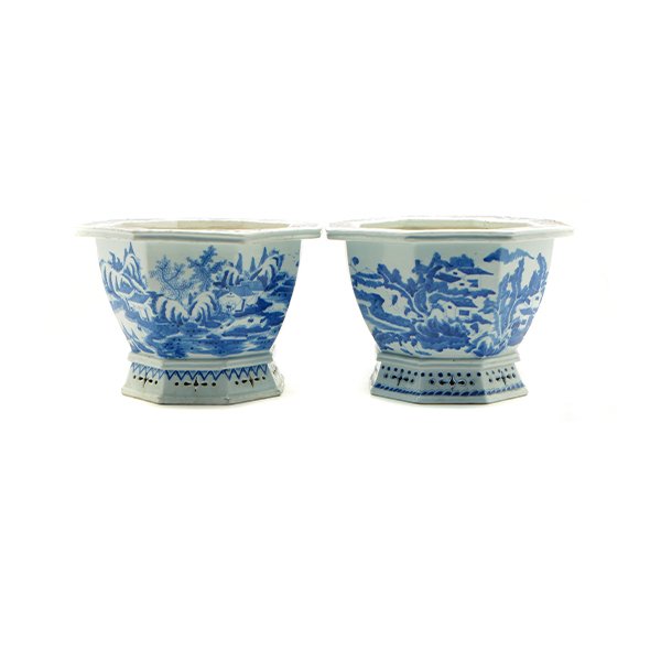 A Pair of Octagonal Underglaze Blue Planters (1 of 10)
