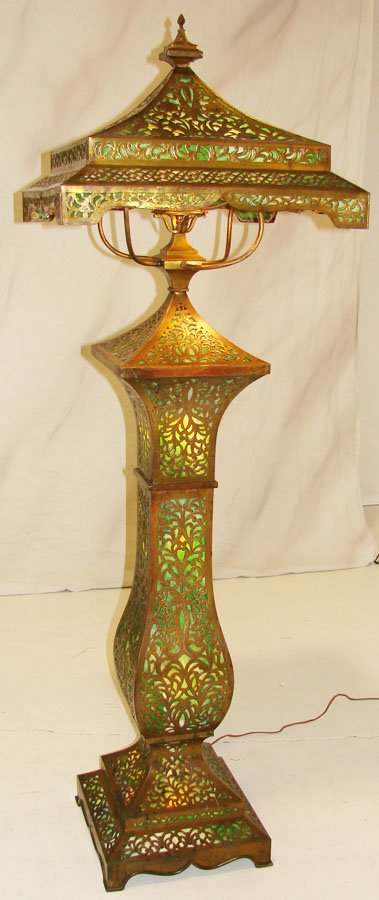Rare Apollo Studios Slag Glass Floor Lamp Tiffany: Rare Antique Apollo Studios New York Floor Lamp, Made in the Pine Needle Design Of Tiffany Studios, This was because The Maker Of Apollo Studios Lamp, worked for Tiffany Studios For Many Years before