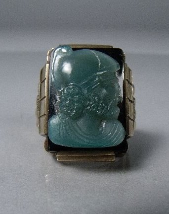 A 10 kt Yellow Gold, Jade and Onyx Cameo Ring,