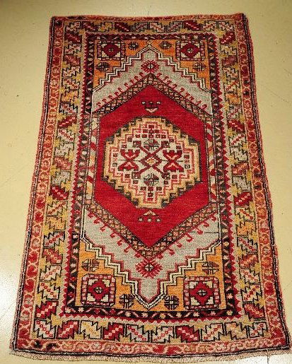 An Antique Turkish Oushak Wool Rug.: An Antique Turkish Oushak Wool Rug. 3 ft 5 in x 6 ft