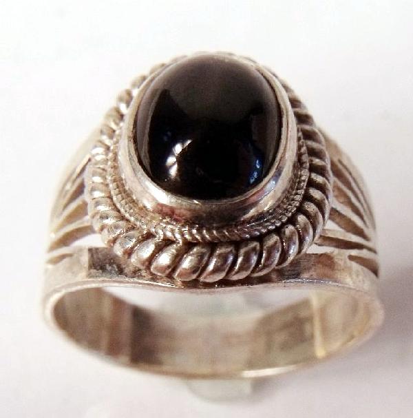 A Sterling Silver and Black Cats Eye Ring.: A Sterling Silver and Black Cats Eye Ring. Stamped 925 Size: 8.5