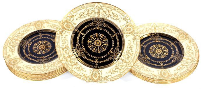A Set of 12 Royal Worcester Porcelain Dinner Plate: A Set of 12 Royal Worcester Porcelain Dinner Plates, 20th Century, dia. 10.5 ins.