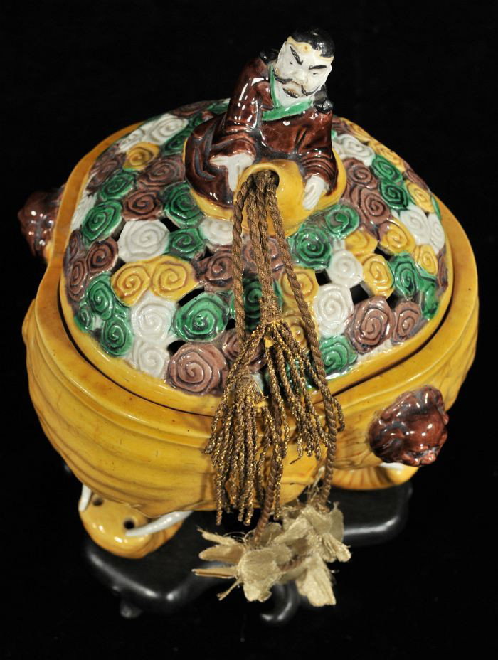 A Chinese Porcelain Tripod Censer, 20th Century, - 5