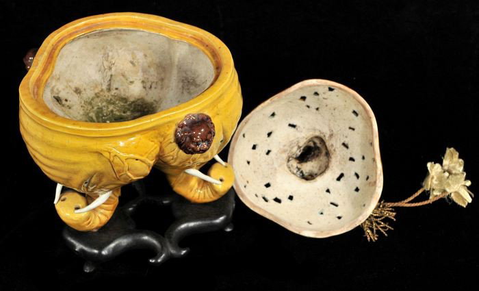 A Chinese Porcelain Tripod Censer, 20th Century, - 7