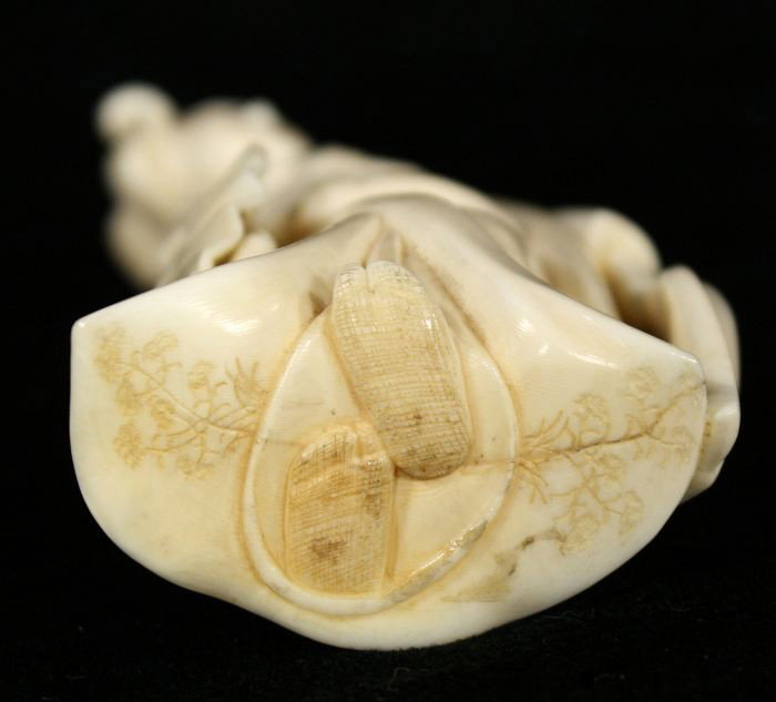 A Japanese Carved Ivory Figure of a Geisha, Early 2 - 7