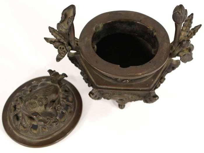 A Chinese Bronze Tripod Censer, 19th Century. - 3