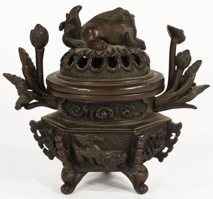 A Chinese Bronze Tripod Censer, 19th Century. - 5