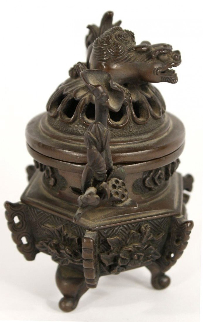 A Chinese Bronze Tripod Censer, 19th Century. - 6