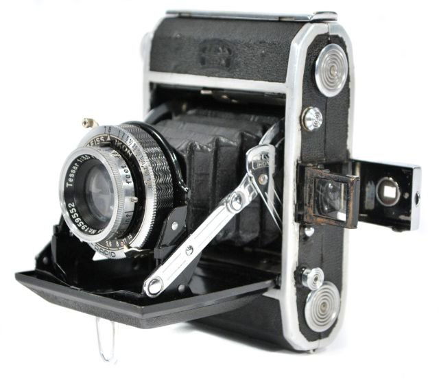A Zeiss Ikon Folding Rollfilm Camera with Compur R: A Zeiss Ikon Folding Rollfilm Camera with Compur Rapid Shutter, ca. 1930's, Nr. 1959552, Tessar 1: 3, 5. with Kodak leather case. Height: 4.75 Width: 3.5