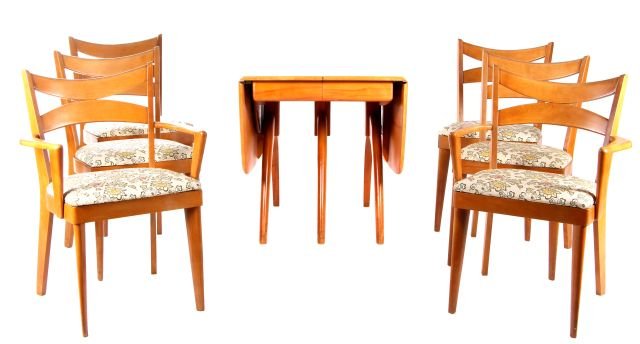 A Heywood Wakefield Dining Set in Wheat Finish, 20th Ce: A Heywood Wakefield Dining Set in Wheat Finish, 20th Century. Comprising of a champagne leaf and six dining chairs, including four side and two armchairs. Table dimensions: h: 29 x w: 58 (without leaf