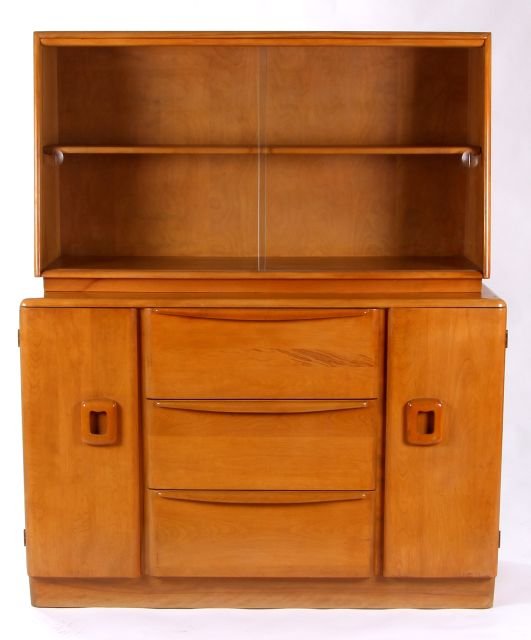 A Heywood Wakefield Hutch in the Wheat Finish, 20th Cen: A Heywood Wakefield Hutch in the Wheat Finish, 20th Century. Dimensions: h: 59 x w: 48 x d: 18 in.