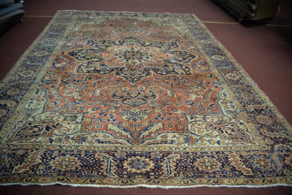 Persian Heriz Hand Knotted Rug 8.10 x 12.4: Fine hand knotted rug in good condition! Ready to use! Retail $2500. 8.10 x 12.4 ft.