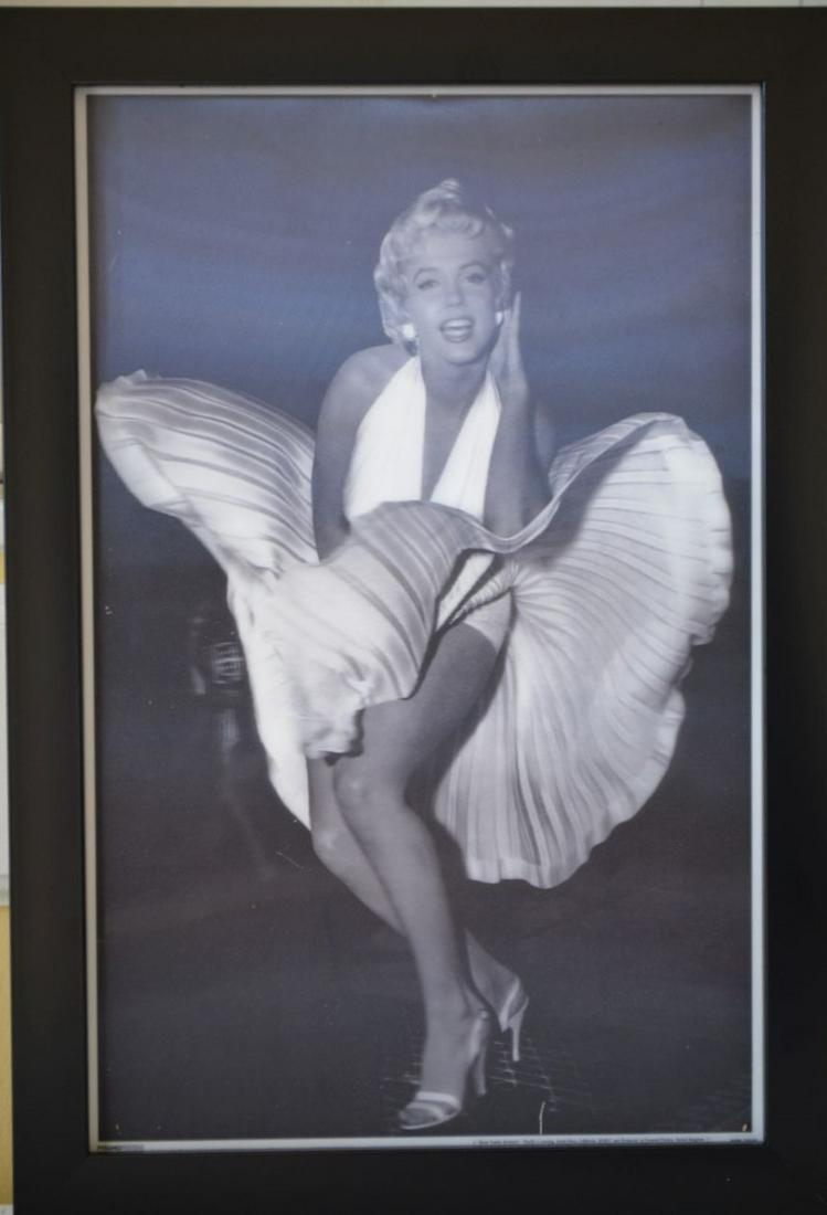 Marilyn Monroe 3D Photo by Sam Shaw: Stunning and sexy 3 dimensional photo print taken by Sam Shaw. Marilyn Monroe mesmerized a crowd of lucky onlookers while her white dress blew suggestively above her knees — and sometimes over her h