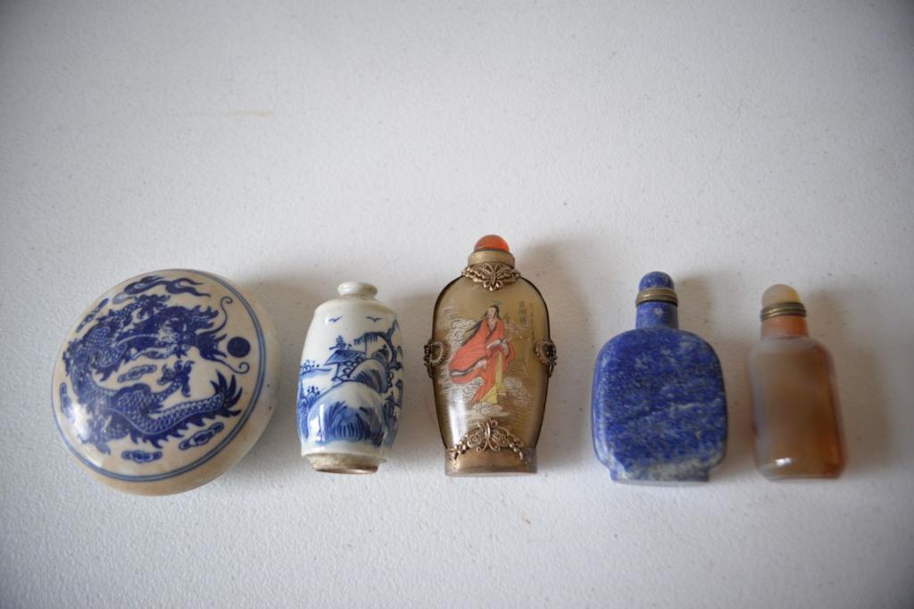 Antique Chinese Dragon Box, 4 Snuff Bottles: Fantastic lot of 5 antique Chinese pieces! 4 Snuff bottles and porcelain dragon box with lid. All in very good condition! All for one money!
