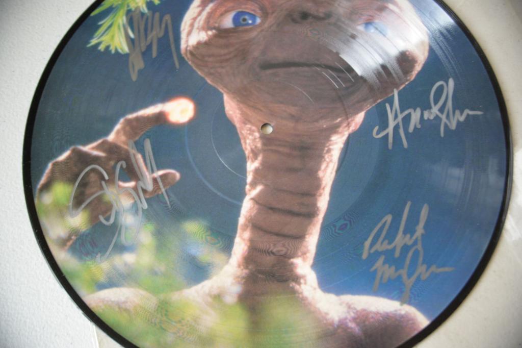 Signed Michael Jackson, Barrymore Album COA: Fantastic find in this ET album with COA signed by ET soundtrack, Drew Barrymore, Michael Jackson, and Henry Thomas! Congratulations to the winning bidder!