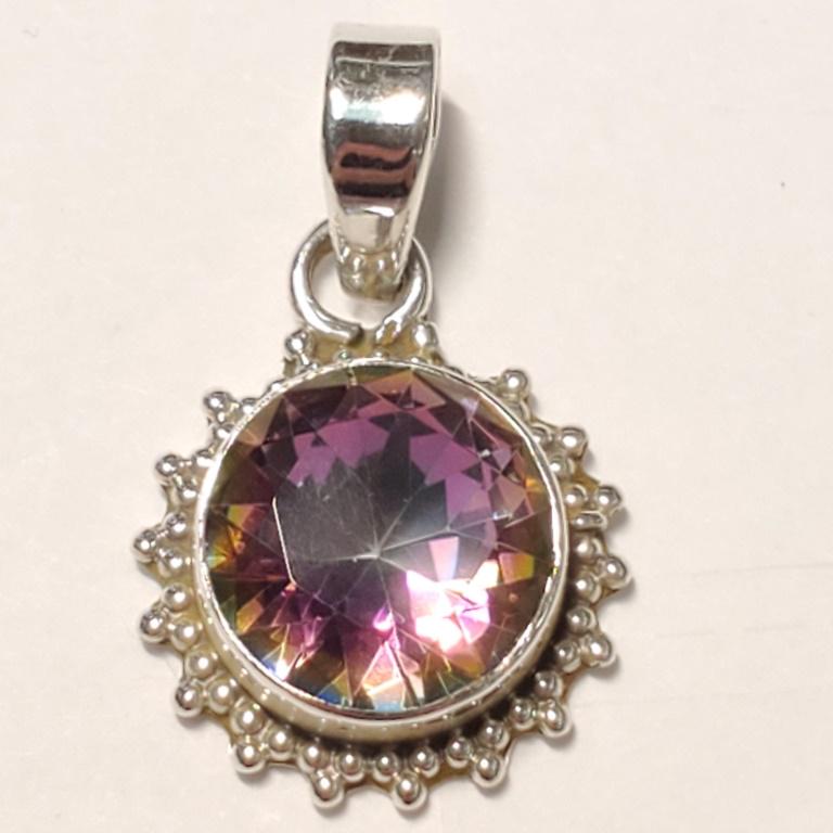 $300 Silver Canadian Labradorite Pendant EC87-48: Silver Canadian Labradorite Pendant, Suggested Retail Value $300. Brand new in the box!