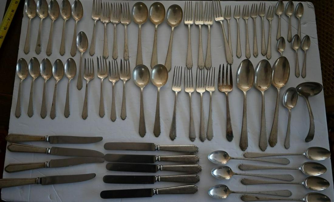Lunt William & Mary Flatware Set 68 Pc. 78 troy Oz (1 of 13)