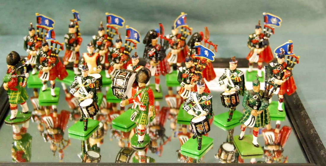 19 SCOTTISH HIGHLAND TROOPS - BRITAINS LTD: MIXTURE OF DATES - 80'S THRU PRESENT. 2 1/4 INCH TO 2 1/2 INCH FIGURES. GREAT DETAIL AND PAINT.