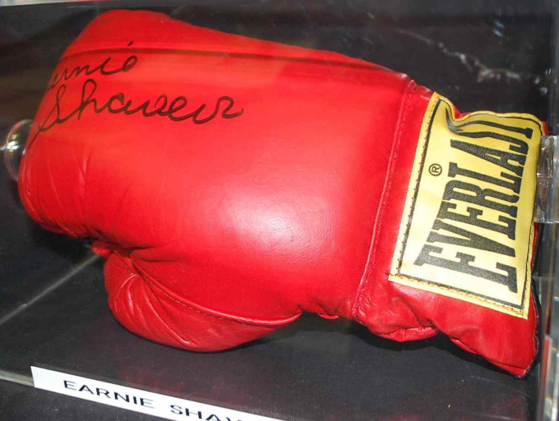 EARNIE SHAVERS AUTOGRAPHED BOXING GLOVE: SIGNED