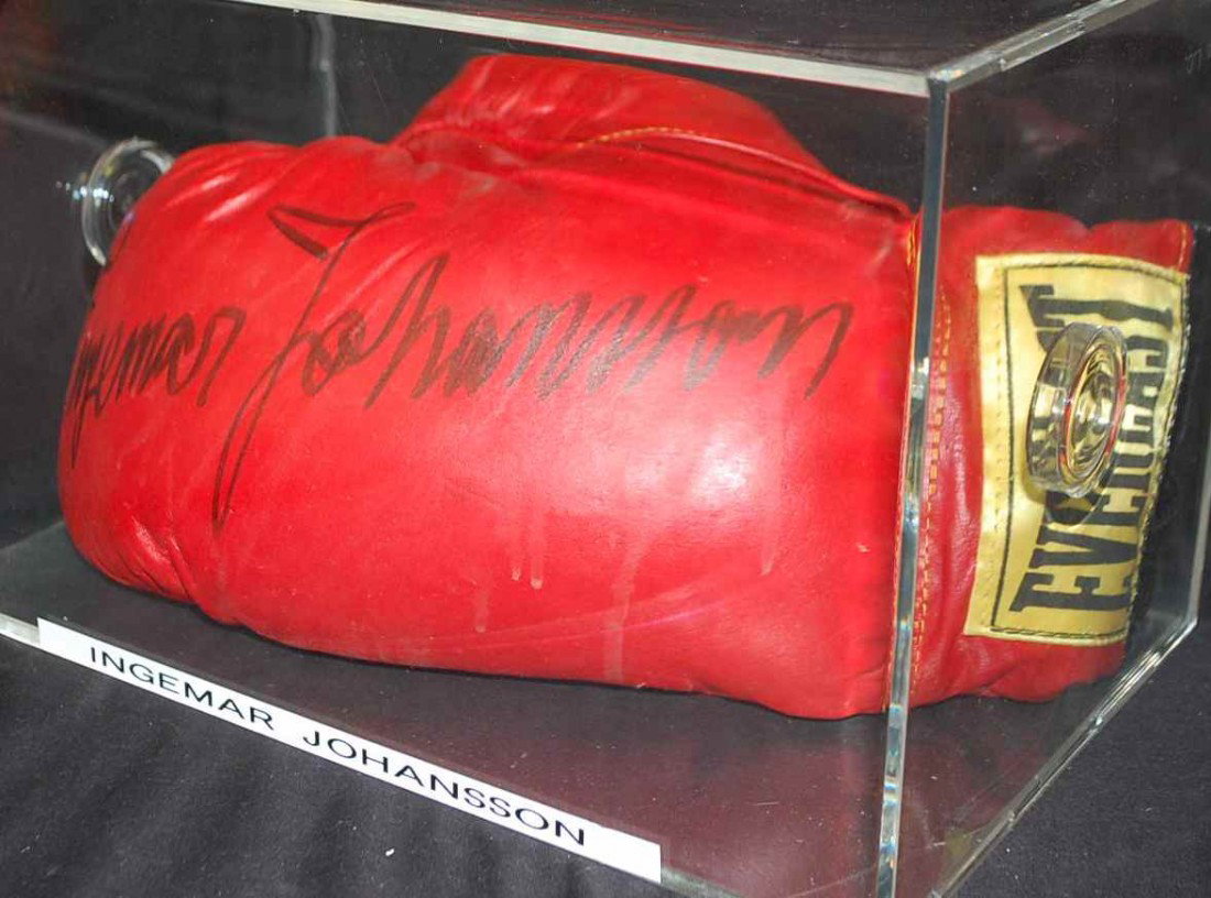 INGEMAR JOHANSSON AUTOGRAPHED BOXING GLOVE: SIGNED
