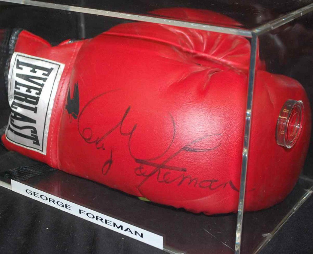 GEORGE FORMAN AUTOGRAPHED BOXING GLOVE: SIGNED