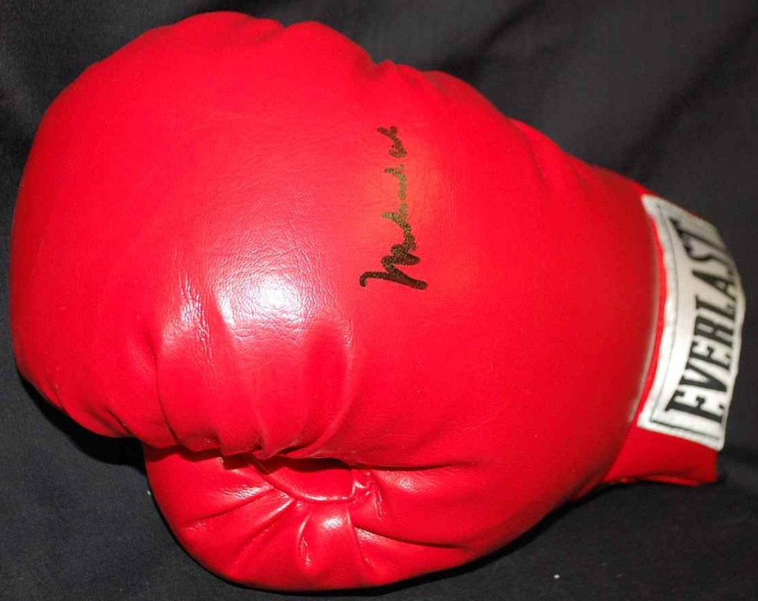 MOHAMED ALI AUTOGRAPHED BOXING GLOVE: SIGNED