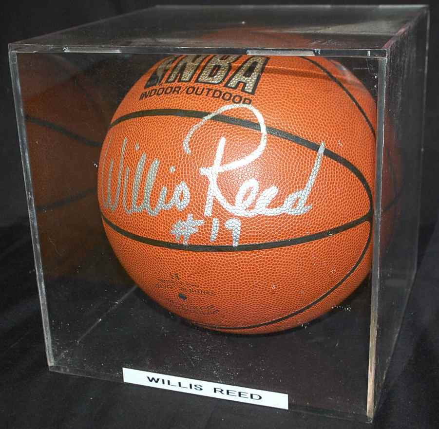 WILLIS REED AUTOGRAPHED BASKETBALL: SIGNED