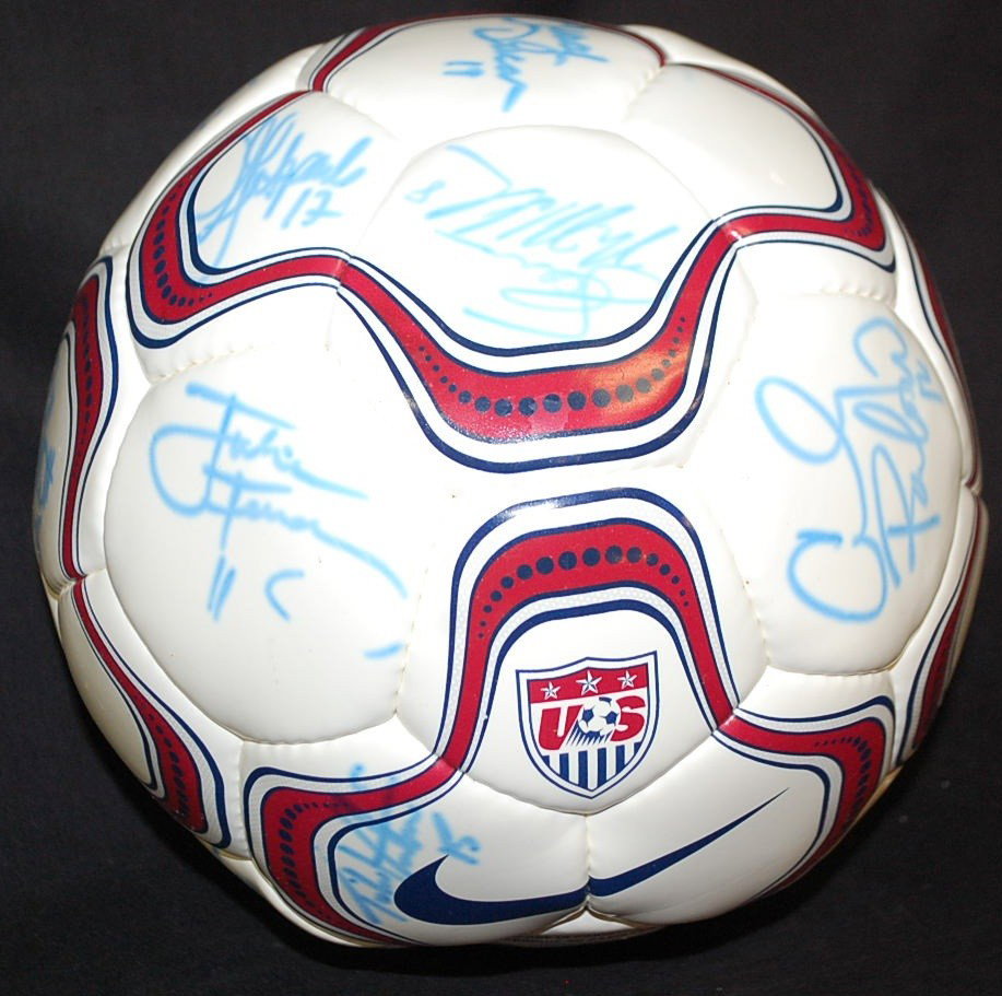 US LADIES 96 WORLD CUP SOCCER TEAM AUTOGRAPHS: SOCCER BALL SIGNED
