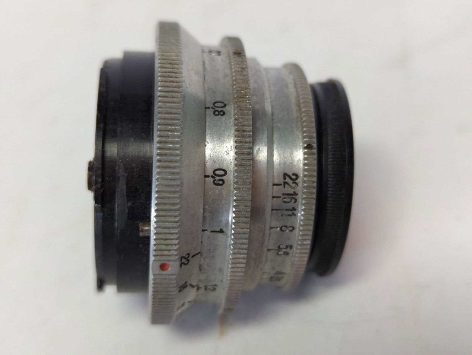 Carl Zeiss Jena Tessar f=5cm, 1:3.5 Lens: Carl Zeiss Jena Tessar f=5cm, 1:3.5 Lens. Serial Number: 3047592. The auction house has not tested this lens or any camera in this sale to see if it functions properly. The cameras seem to be in good