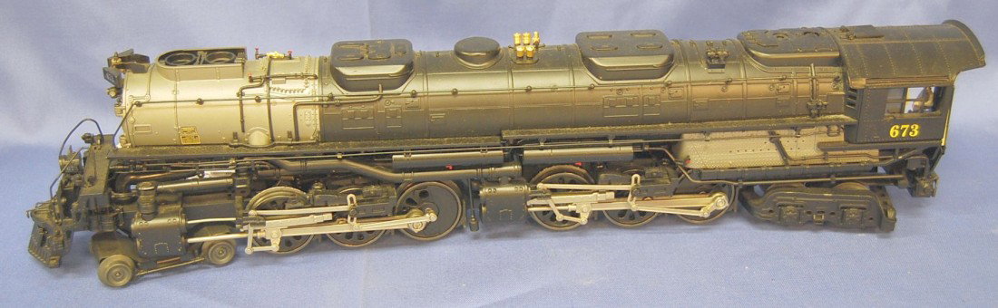 LIONEL CLINCHFIELD 673 4-6-6-4 STEAM LOCOMOTIVE/TE: 20 INCH 4-6-6-4 LOCOMOTIVE. COMES COMPLETE WITH BOX.
