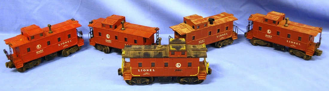 LOT OF 5 VINTAGE LIONEL O GAUGE CABOOSE: SEVERAL DIFFERENT MODELS, AVERAGE 6.5 INCHES LONG.