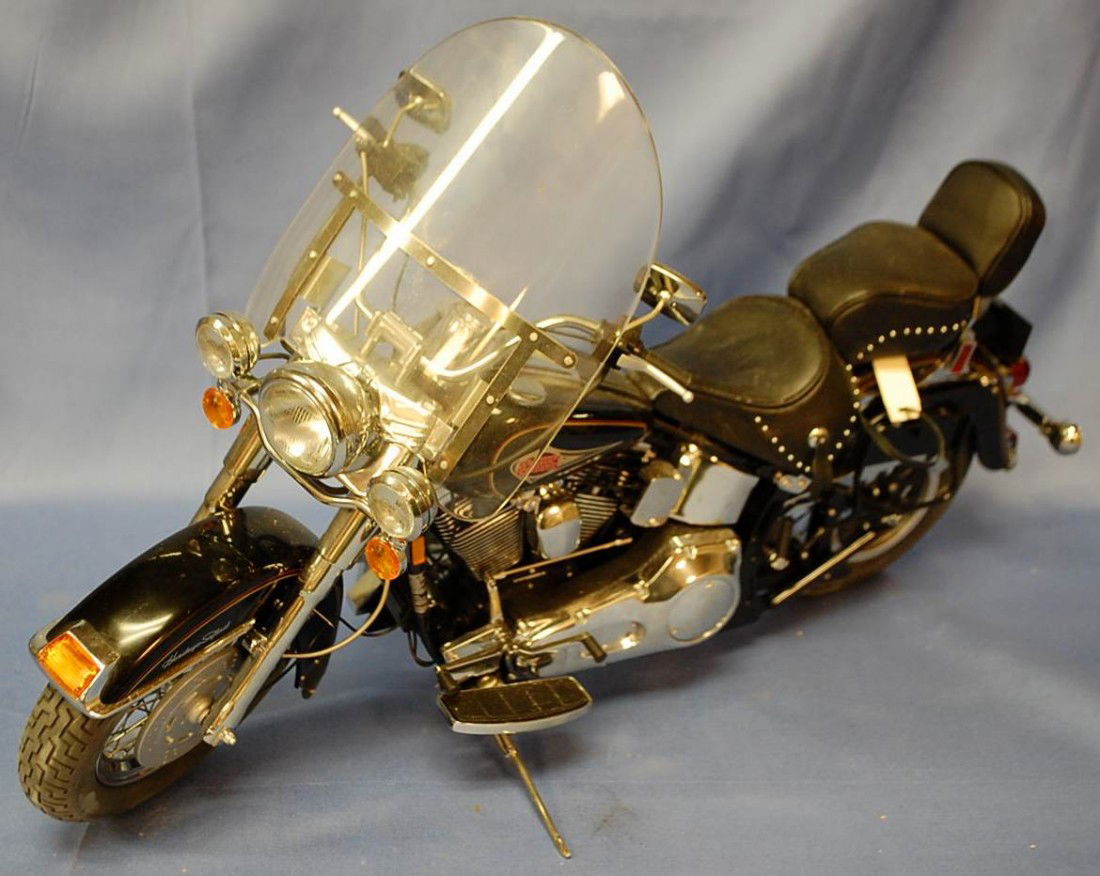 HARLEY DAVIDSON HERITAGE SOFTAIL MODEL: FRANKLIN MINT PRECISION MODEL WITH ACCESSORIES