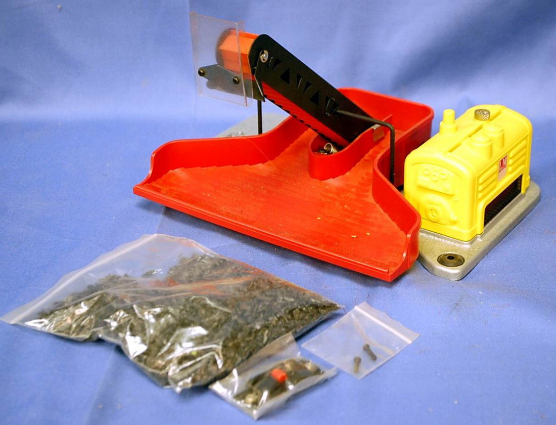 LIONEL 397 COAL LOADER: WITH BAG OF COAL, SWITCH AND TWO SCREWS