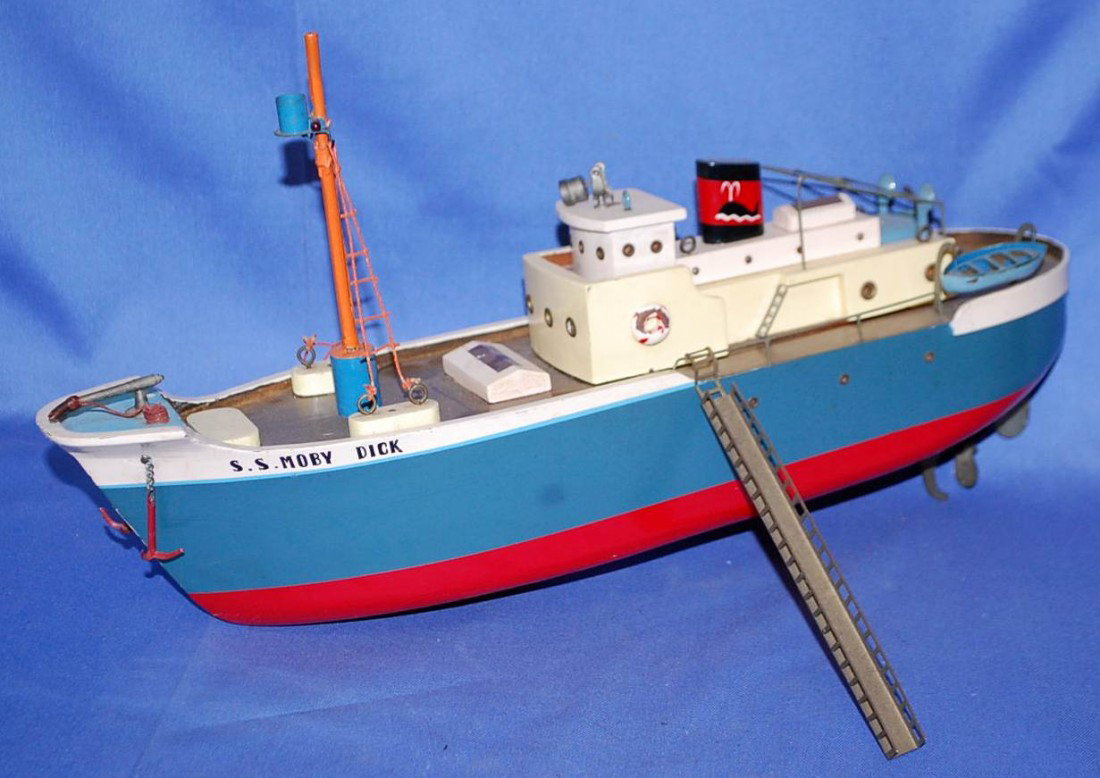 095: MOTORIZED WOODEN BOAT: BATTERY OPERATED SS MOBEY DICK
