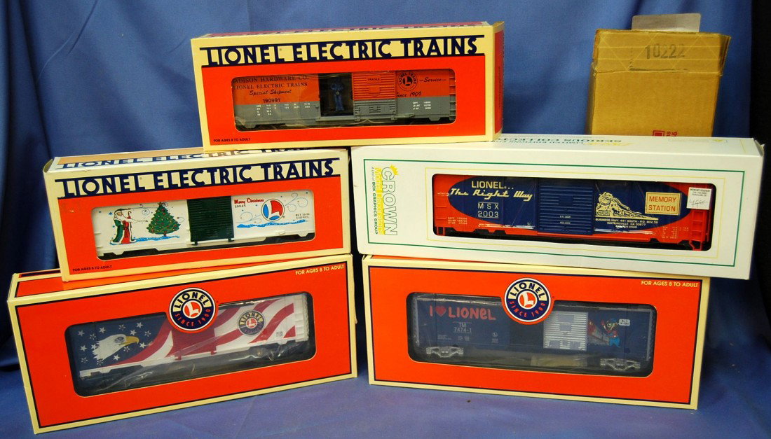 LOT OF 5 LIONEL O-GAUGE BOXCARS W/ BOXES: INCLUDES CAR NUMBERS 19816, 36236, 19945, 36758, AND THE MEMORY STATION CAR.