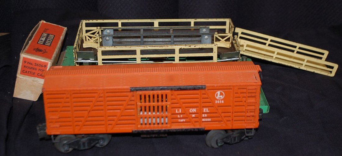VINTAGE LIONEL 3656 STOCKYARD SETUP: INCLUDES CATTLE CAR AND CATTLE!