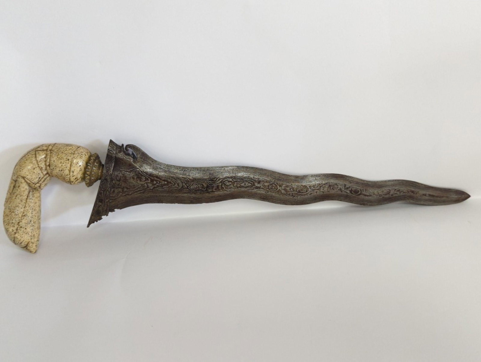 19th C Burgis Keris, Kris Dagger 18": Finely engraved, serpentine blade Burgis Kris Dagger! Carved bone handle. 18 inches long. Very good condition. Please be sure and view all pics for condition. This piece is sharp and lethal. Bugis (Bu