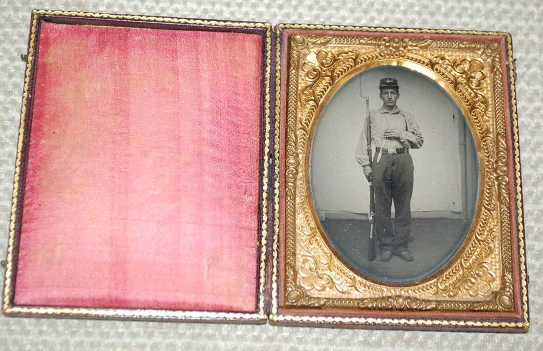CIVIL WAR SOLDIER IN UNION CASE: ELABORATE CASE WITH ROSES, SOLDIER STANDING WITH LONG GUN FIXED BAYONET AND KNIFE IN BELT