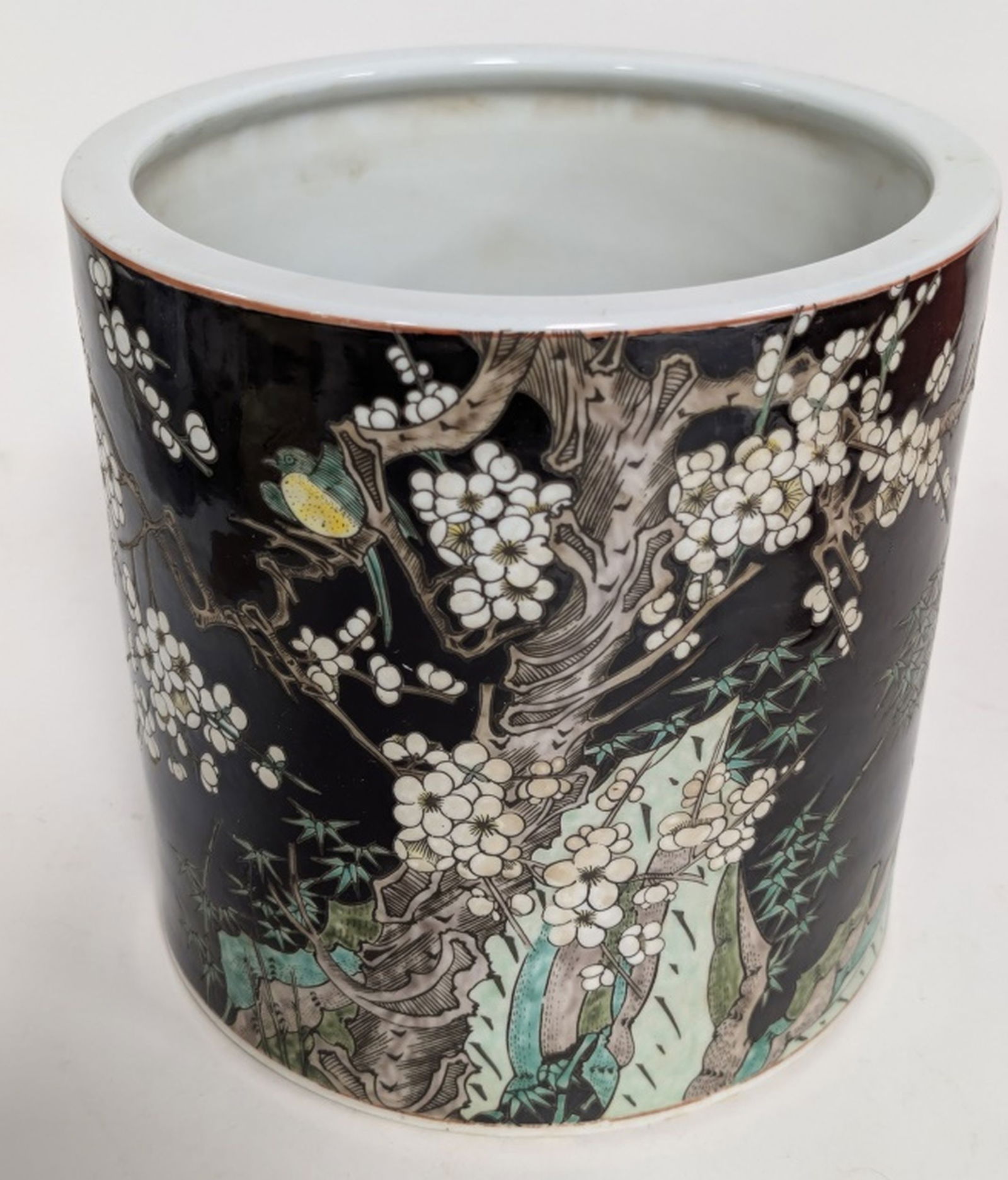 Antique Chinese Famille Noir Brush Pot 8.75"H: Very fine large Chinese Famille Noire porcelain brush pot. 8.75H x 9D". The term famille noire (French for "black family") refers to Chinese porcelain characterized by a black glaze foundation. The po