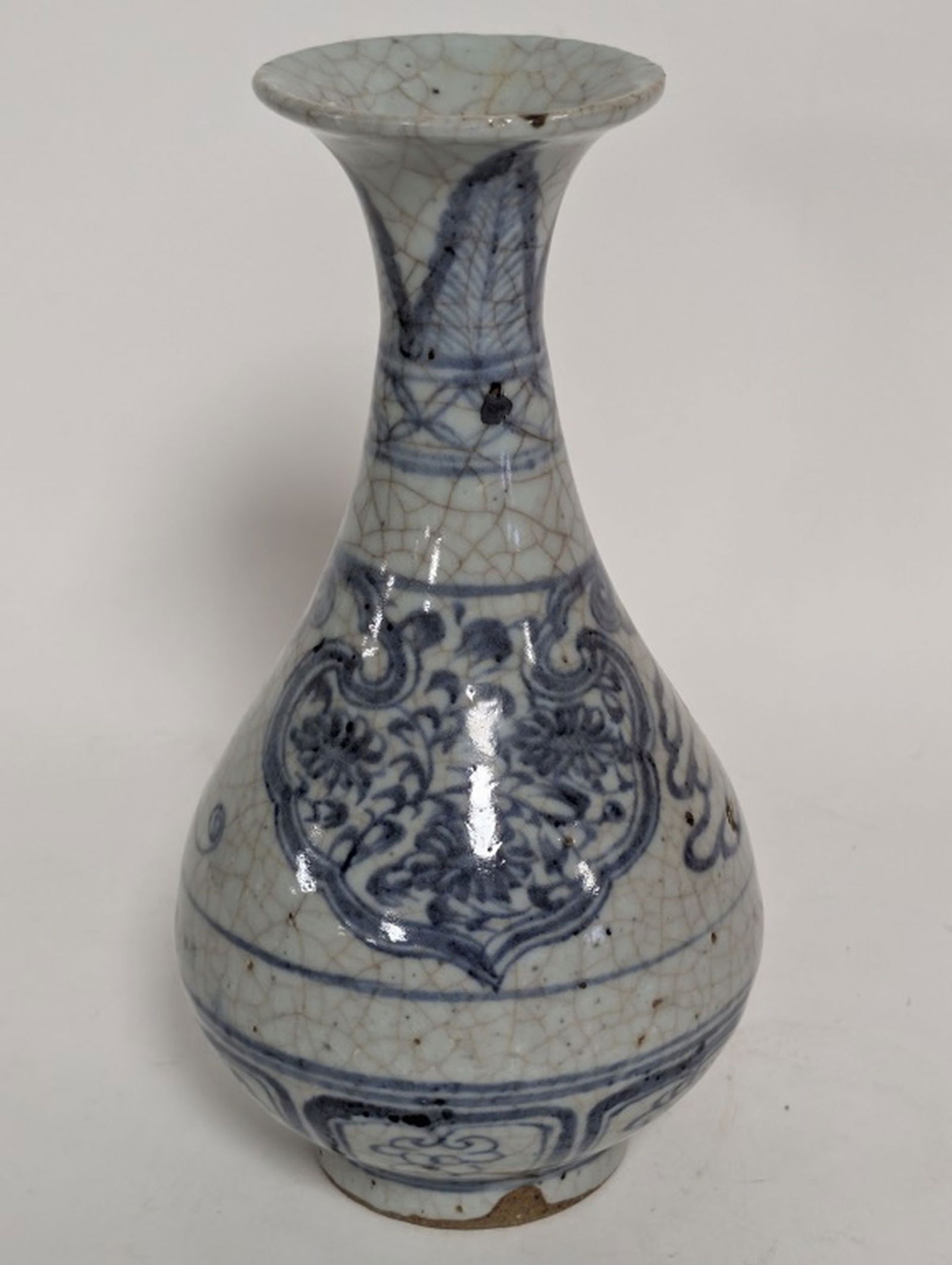 Antique Chinese Blue & White Porcelain Vase 8.5"H: Chinese blue and white vase in the Yuan dynasty style. 8.5H x 4.5W in. It is a pear-shaped vase (known as yuhuchun in Chinese) made of porcelain with underglaze cobalt blue decoration. The vase featur
