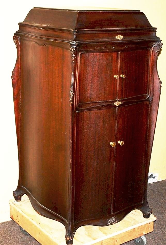 VICTOR VICTROLA VE-XVII-2406: SERPENTINE MAHOGANY CASE FULL OF RECORDS, ACCESSORIES, EVEN HAS LIGHT BUB, RECORD CLEANER, ELECTRIC CORD FOR LIGHT,