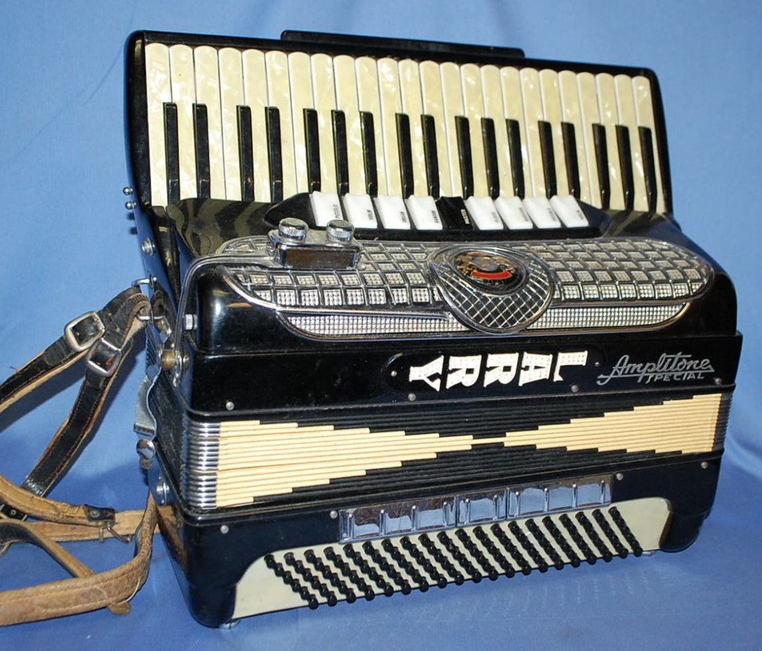 AMPLITONE SPECIAL ITALIAN ACCORDIAN: IN ORIGINAL CASE
