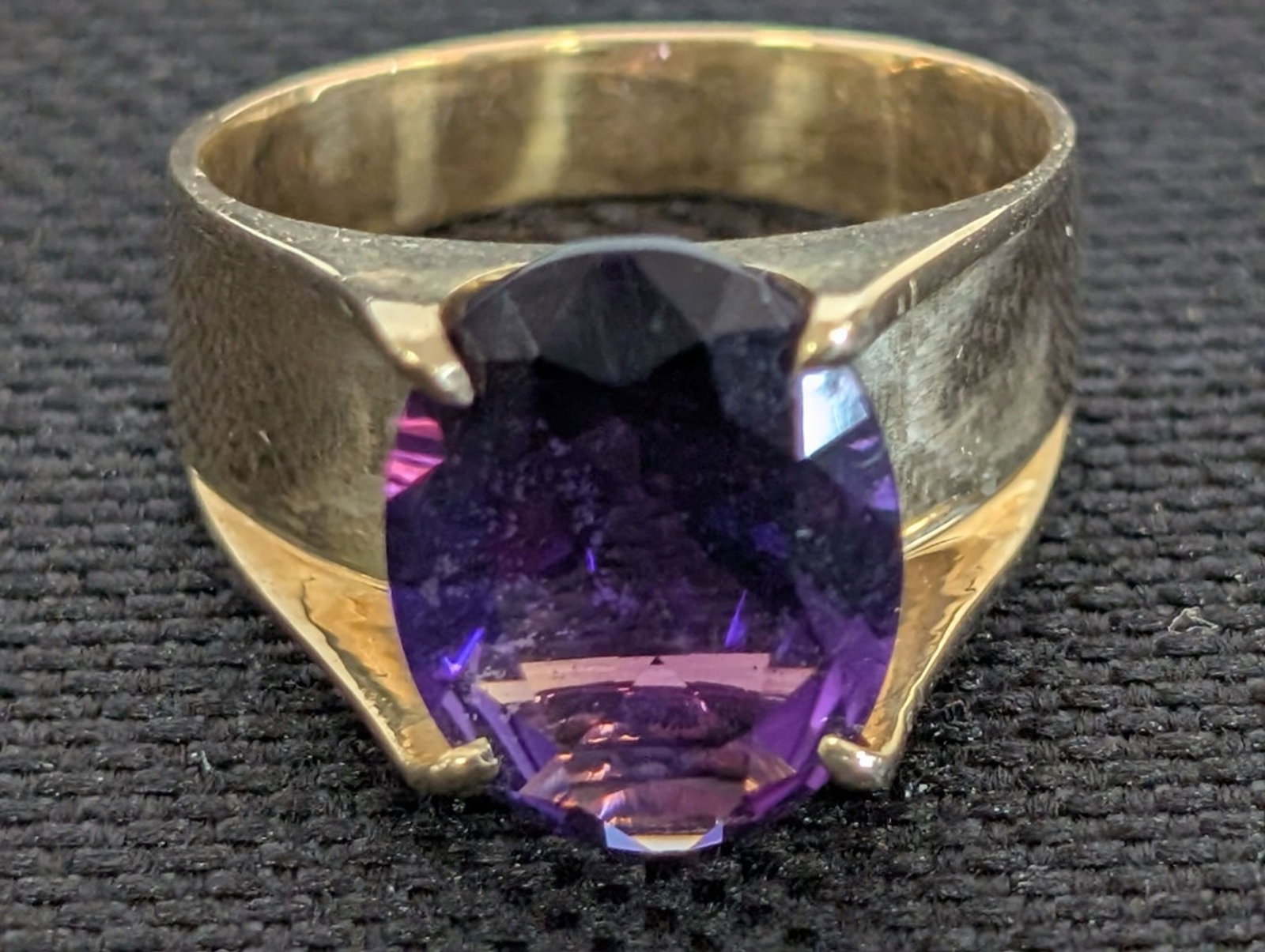 18K Gold Ring w Oval-Amethyst, Approx. 5 Carats: 18K Gold Ring with Oval-Cut Amethyst, Approx. 5 Carats. Elegant and substantial 18K yellow gold ring set with a richly colored oval-cut amethyst of approximately 5 carats. The vivid purple gemstone is