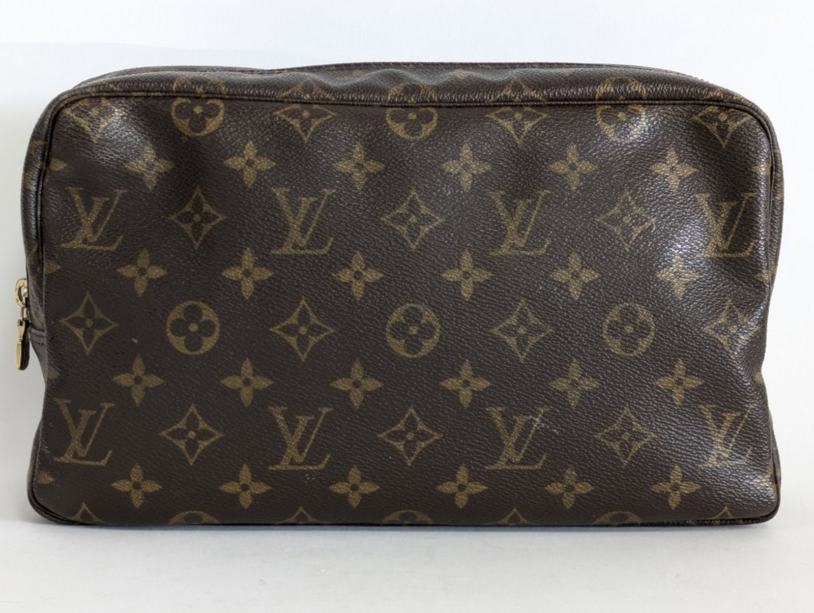 Louis Vuitton Cosmetic Bag: Louis Vuitton Cosmetic Bag. Good, gently used, condition. Please be sure and view all photos for condition. 6.5H x 11W x 3.5D inches. A timeless accessory from the esteemed French maison Louis Vuitton