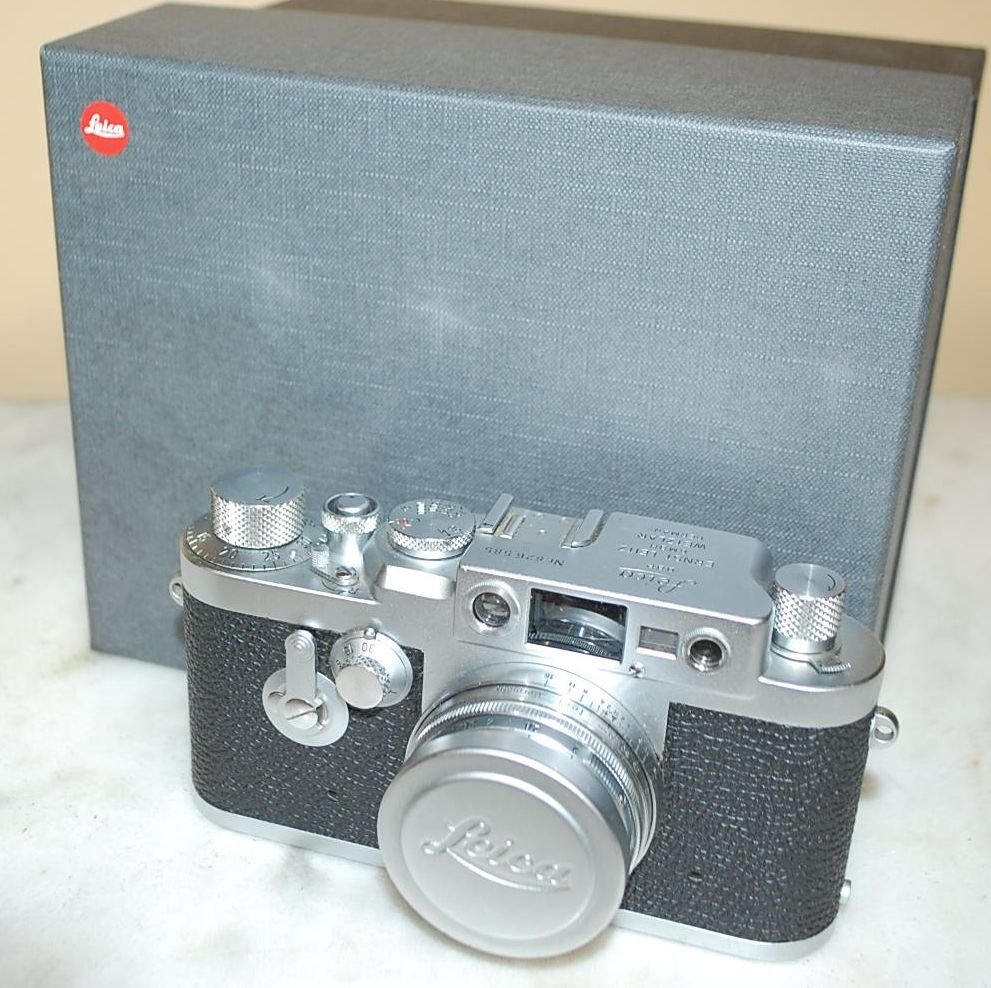 ERNST LEITZ WETZLAR LEICA CAMERA: FROM THE WEST WESLEY ESTATE,IN ORIGINAL BOX, NR826585