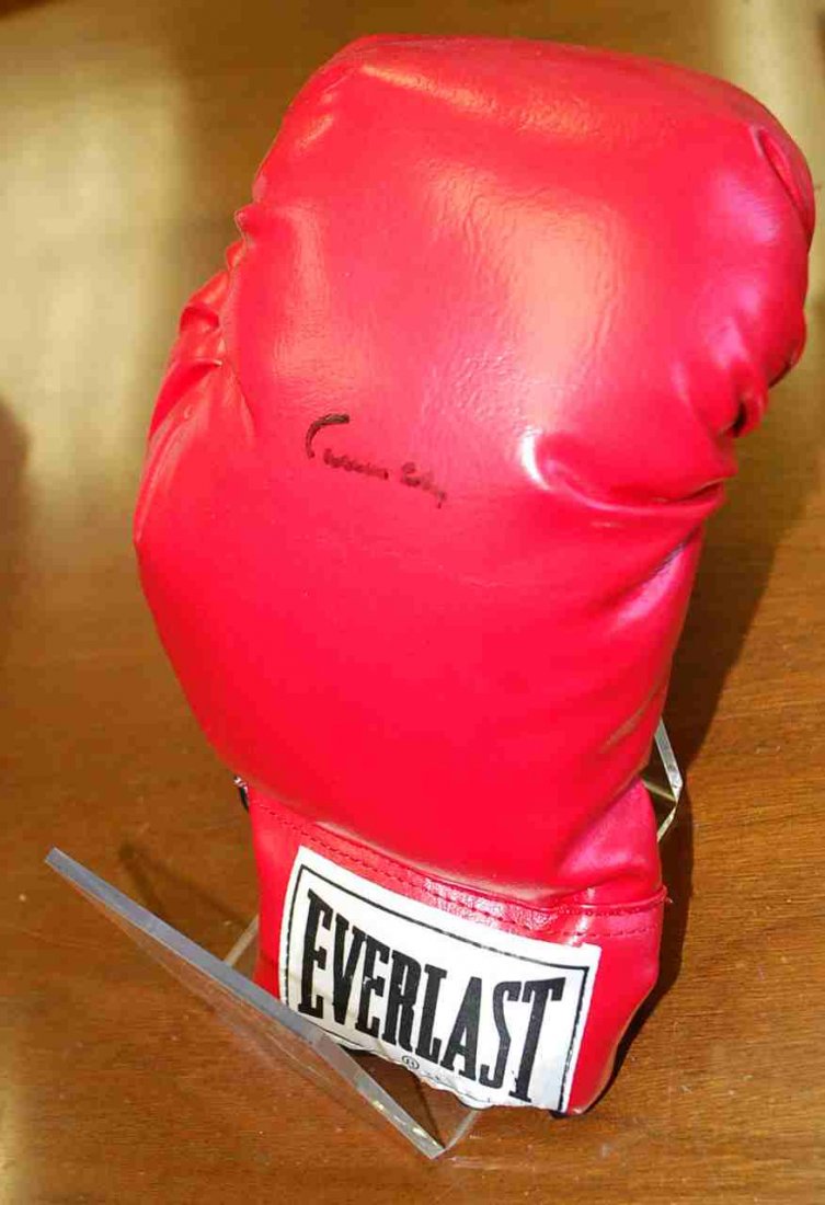 CASIUS CLAY AUTOGRAPHED BOXING GLOVE: EVERLAST GLOVE SIGNED